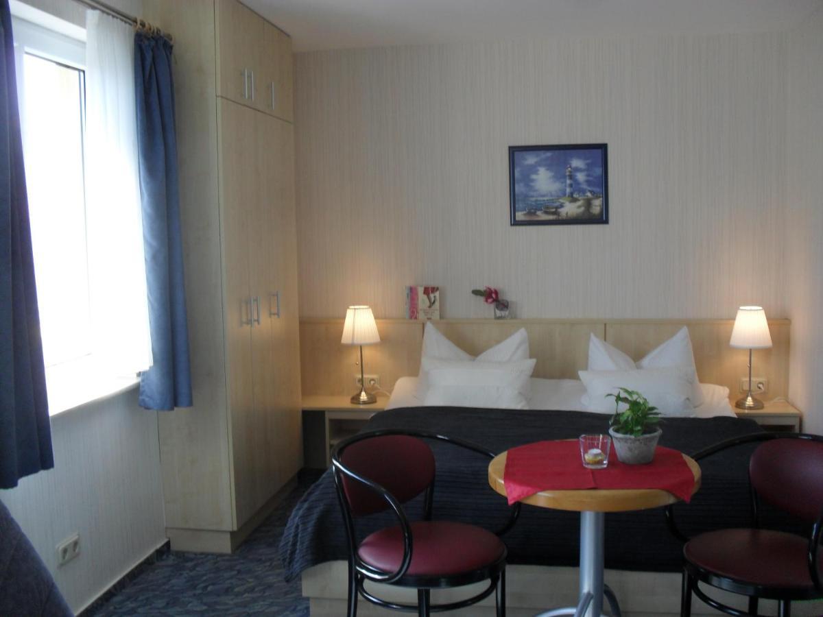 Hotel-Pension Zur Mole Wiek auf Rügen Esterno foto