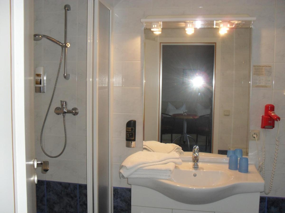 Hotel-Pension Zur Mole Wiek auf Rügen Esterno foto
