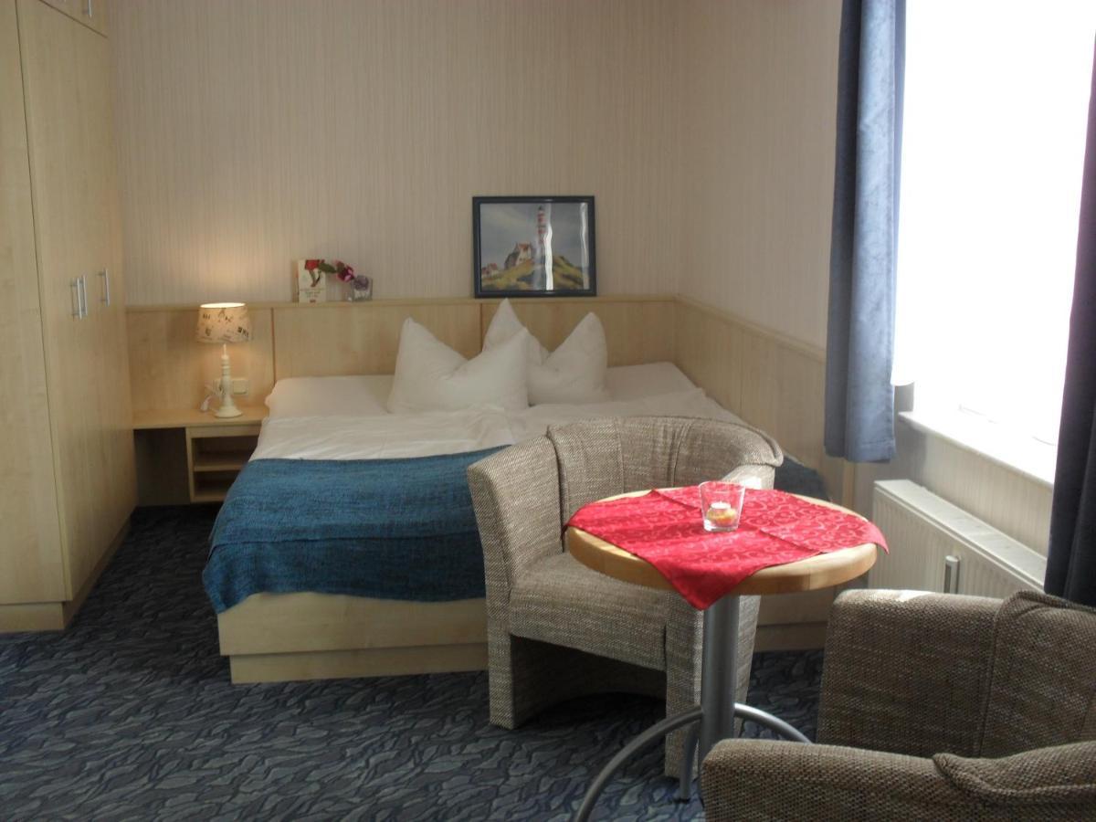 Hotel-Pension Zur Mole Wiek auf Rügen Esterno foto