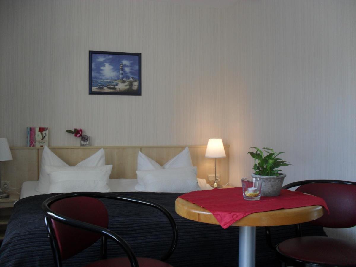 Hotel-Pension Zur Mole Wiek auf Rügen Esterno foto