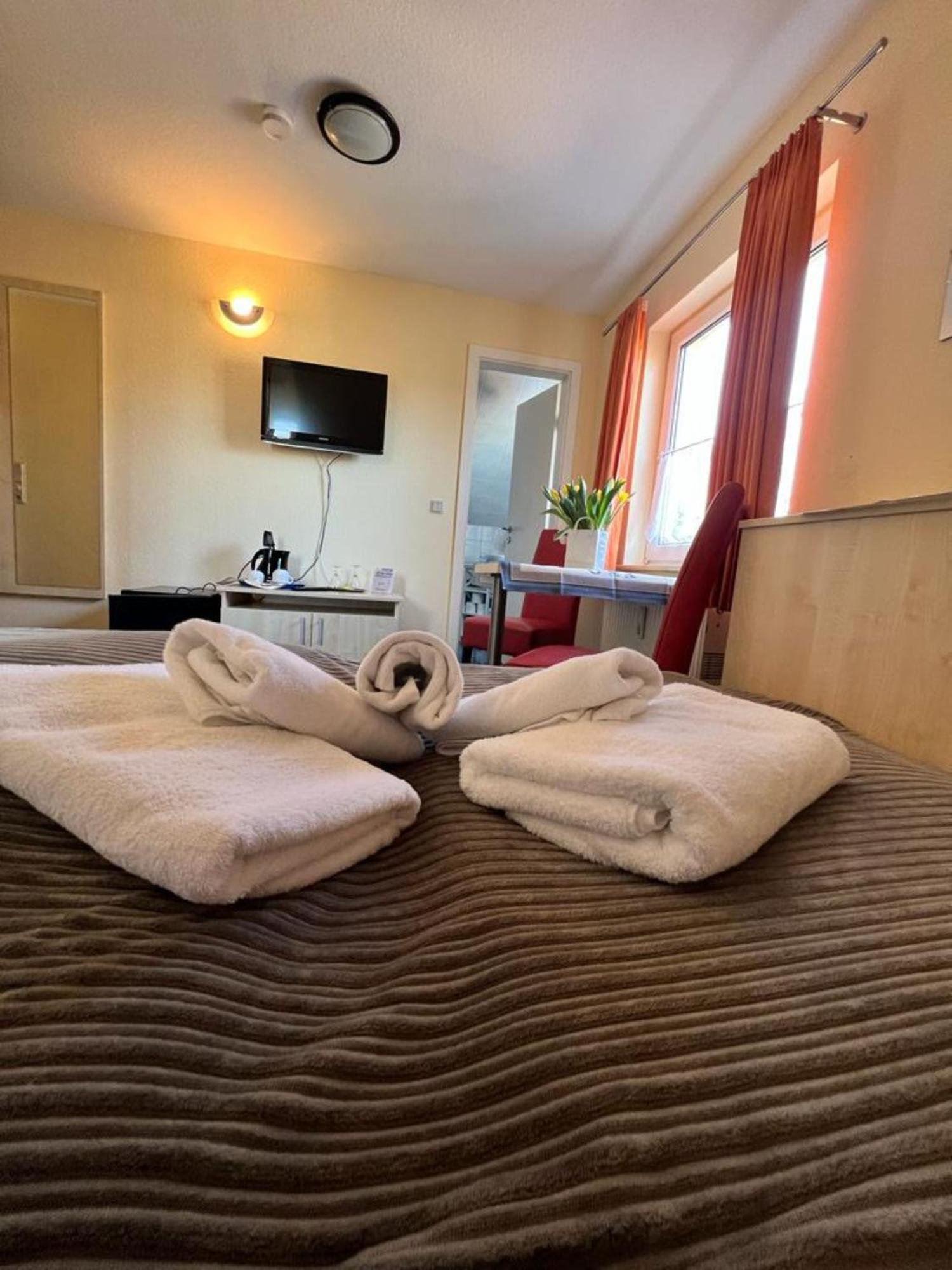Hotel-Pension Zur Mole Wiek auf Rügen Esterno foto