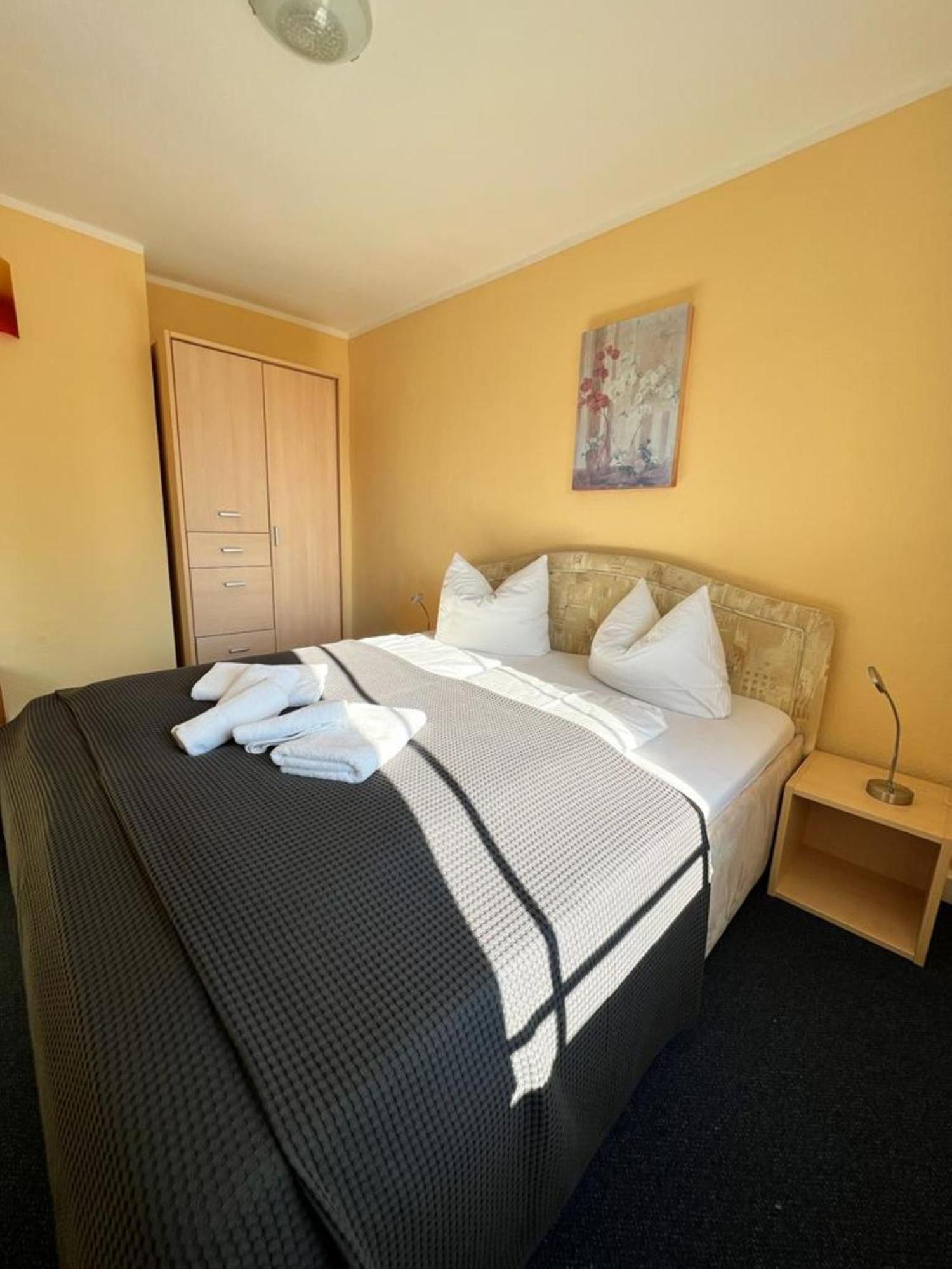 Hotel-Pension Zur Mole Wiek auf Rügen Esterno foto