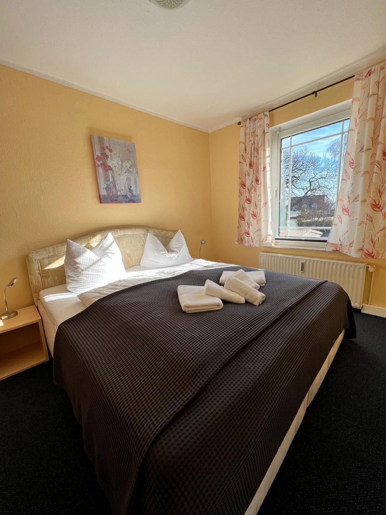 Hotel-Pension Zur Mole Wiek auf Rügen Esterno foto